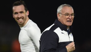 Christian Fuchs freut sich mit Claudio Ranieri