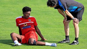 David Alaba trainiert mit Kniestütze