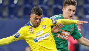 Korkmaz beim Spiel gegen den SK Rapid im Zweikampf mit Wöber