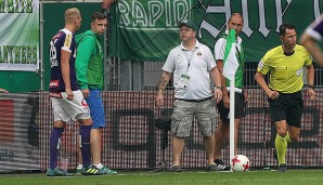 Der Ordner vor dem Eckball im Gespräch mit Holzhauser