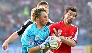 Christian Gratzei im Duell mit Roland Kollmann bei einem der letzten Grazer Derbys aus der Abstiegssaison des GAK im Jahr 2007.