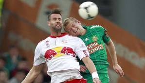 Mario Sonnleitner im Duell mit Stefan Maierhofer. Am 6. Mai 2012 hätte der Salzburg-Stürmer bereits in Hälfte eins ausgeschlossen werden müssen, in der 49. Minute köpfte er das Goldtor und Salzburg damit quasi zum Meistertitel.