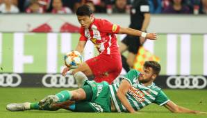 Mateo Barac (SK Rapid) im Zweikampf mit Hee-chan Hwang (RB Salzburg) im Zweikampf.