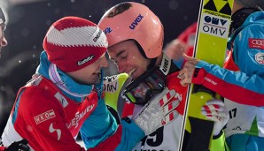 Zimmerkollege Michael Hayböck freut sich mit dem Doppelweltmeister