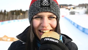 Nadine Fest darf sich über Gold im Super-G freuen