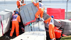 Die Streckenposten versuchen den Toro Rosso von Carlos Sainz jr. zu bergen