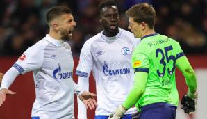 Alexander Nübel (r.) lässt sich von seinen Teamkollegen feiern.