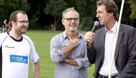 St. Paulis Sportchef Helmut Schulte (r.) ist mit von der Partie