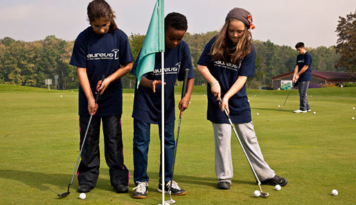 64 Kinder aus acht Laureus-Projekten versuchten sich in verschiedenen Sportarten