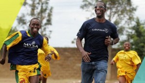 Bethwell Mysanga Mjiru Cantona (l.) mit Laureus-Botschafter Michael Johnson