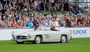 Nico Rosberg fuhr mit einem 300 SL Roadster in das voll besetzte Stadion