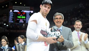 Jordi Bertomeu (M.) mit Final-Four-MVP Andres Nocioni, dahinter König Felipe von Spanien