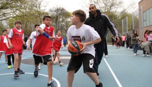 Akeem Vargas von Alba Berlin spielte und coachte die Grundschul-Kids