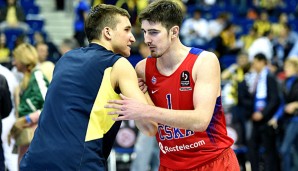 Die Stars der Semifinals unter sich: Bogdan Bogdanovic (l.) begrüßt Nando de Colo