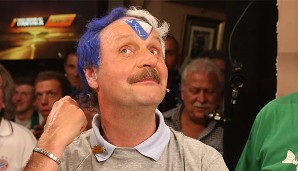 Peter Neururer hatte gewettet, seine Haare im Falle des Klassenerhalts mit Bochum färben zu lassen. Und ein Peter Neururer hält Wort