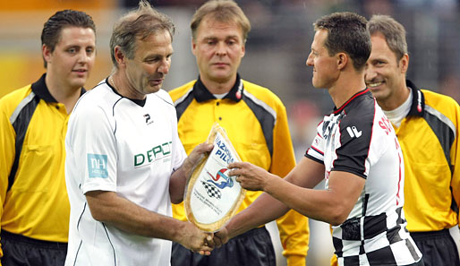 Shakehands mit dem Kapitän der Promi-Mannschaft, Eintracht Frankfurts Legende Charly Körbel