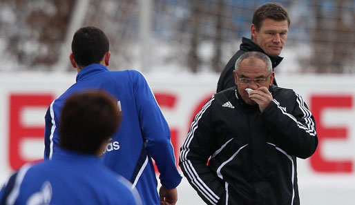 Magath nimmt nicht mal Rücksicht auf den eigenen Körper und steht trotz Schnupfen auf dem Trainingsplatz. Den Weihnachtsurlaub hat er seinen Profis auch schon gekürzt