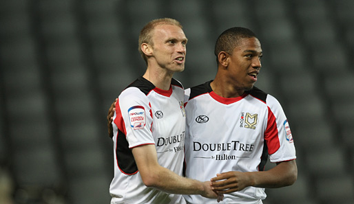 Die "Stars" der Dons: Luke Chadwick (l.) und Angelo Balanta herzen sich nach einem Tor