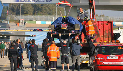 Anderen ging es aber auch nicht viel besser. Hier wird der Toro Rosso von Jaime Alguersuari zurück an die Box gebracht