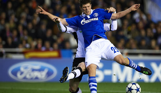 Auf der Gegenseite vergab Schalke beste Chancen. Huntelaar schlug ein Luftloch, Kluge köpfte den Ball nur an die Latte