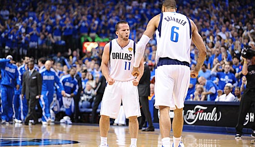 Zählten in Spiel 5 zu den besten Mavericks: Backup-Guard J.J. Barea (M.) und Center Tyson Chandler