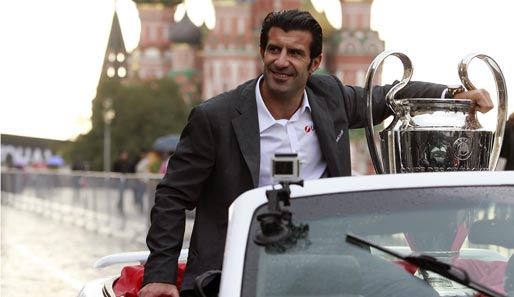 Sieh an, sieh an! Luis Figo, ein alter bekannter aus vergangenen Tagen, fährt anlässlich der Trophy-Tour den Champions League-Pokal in Moskau spazieren