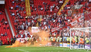 Die Anhänger von Charlton Athletic taten am letzten Spieltag gegen Burnley ihren Ärger über die neun Punkte Rückstand auf das rettende Ufer kund