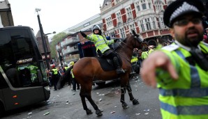 WEST HAM UNITED - MANCHESTER UNITED: Der Mannschaftsbus der Red Devils wurde am Dienstagabend Opfer von Fan-Ausschreitungen vor dem Spiel bei West Ham - als die Spieler noch an Bord waren