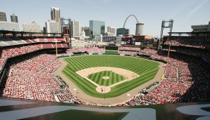 Busch Stadium in St. Louis. Das zweite Stadion mit diesem Namen. Hatte das alte Stadion noch den Gateway Arch am Gebäude, ziert das Tor zum Westen nun den Hintergrund jenseits des Center Fields