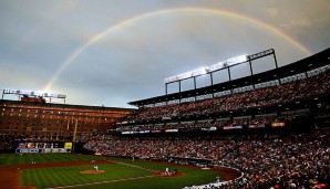 Hinter der Tribüne im Right Field ist das Lagerhaus in der Eutaw Street zu sehen. Ganz starke Hitter hauen einen Ball schon mal dagegen - oder wenigstens kurz davor