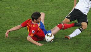 Conta verband die Wunde zunächst und nähte sie schließlich unter örtlicher Betäubung im Stadion. Alonso spielte im Halbfinale gegen Deutschland (0:1). Der Clou: Trainer Vicente del Bosque wusste von nichts!