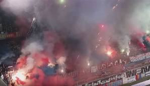 Beim Einlauf der Spieler tauchen die Fans die Kurve in die rot-blauen Vereinsfarben und feiern schon ein paar Wochen verfrüht Silvester.