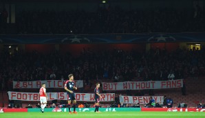 Auswärts ist meist schlicht kein Platz für ausgiebige Banner oder Choreos. Doch für ein klares Statement hat es für die Bayern-Anhänger während der Champions-League-Partie bei den Gunners dennoch gereicht