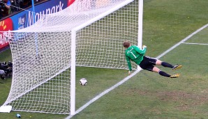 Bei der WM 2010 erzielt Lampard im Achtelfinale gegen Deutschland ein beinahe skandalöses Phantomtor. Es wäre das 2:2 gewesen, doch der Treffer zählt nicht. Letztlich...