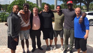 Es folgte die Anmeldung zu Pro Day in Florida - vorher gab's noch ein kleines Gruppen-Bild. Mit dabei: Der englische Linebacker Aden Durde (l.), der französische Receiver D'Anthony Dable (2.v.l.), Böhringer (m.) und SPOX-Reporter Daniel Herzog (3.v.r.)