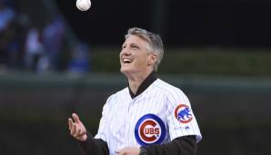 Ist der Ur-Bayer Bastian Schweinsteiger jetzt schon ein echter Amerikaner? Wohl nicht, dennoch macht er beim First Pitch im Trikot der Cubs eine ganz gute Figur