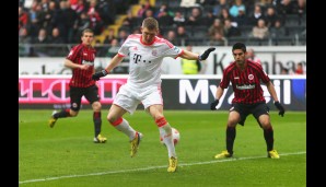 Und wie er das wegsteckte! April 2013: Per Hacke macht Schweinsteiger das Tor des Tages in Frankfurt und Bayern vorzeitig zum Meister