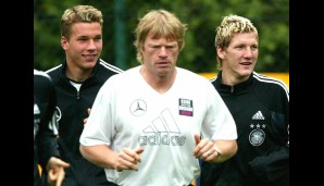 Die alte Generation um Oliver Kahn (M.) wird von den Jungen wie Lukas Podolski (l.) oder eben auch Schweinsteiger aufgemischt