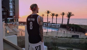 Bloods-Bandana, blondierte Haare, Tattoo und NBA-Jersey - Loris Karius hat Swag on fleek