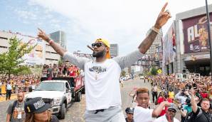 Bei der Parade war LBJ dann aber wieder ganz cool. Anschließend unterschrieb er einen neuen Vertrag über drei Jahre und 100 Millionen Dollar und wurde damit erstmals zum Topverdiener der Liga