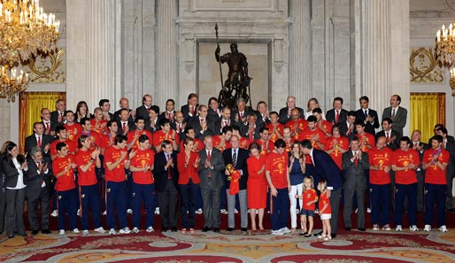 Weltmeisterlich-royales Fotoshooting: Die spanischen WM-Helden posieren gemeinsam mit der Königsfamilie für die Fotografen