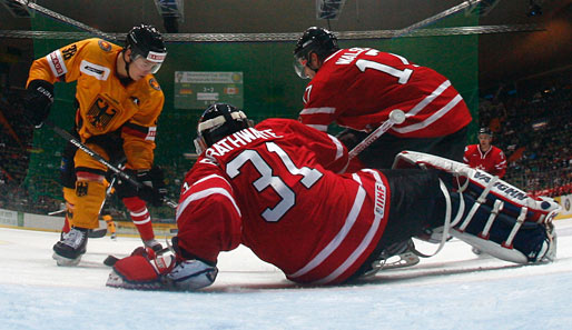 Der deutsche Nationalspieler Martin Buchwieser (l.) wird dem EHC München fehlen