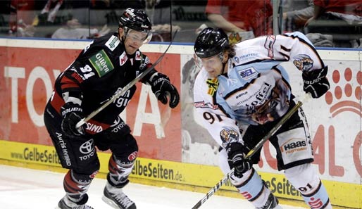 Rene Röthke (r.) bleibt bei den Straubing Tigers