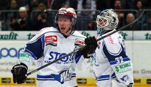 Morten Green (l.) trägt ein weiteres Jahr lang das Schwenninger Trikot