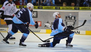 Philippe Dupuis (r.) war mit zwei Toren und drei Assists maßgeblich am Freezers-Erfolg beteiligt