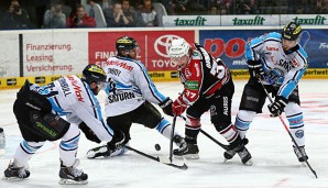 Marcel Ohmann (M.) und die Kölner Haie setzen sich in fremder Halle durch