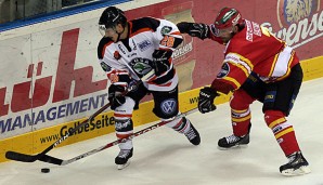 Robbie Bina (l.) ist eine wichtige Stütze in der Defensive der Wolfsburger