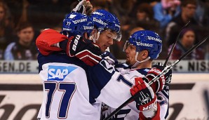 Die Adler Mannheim um Frank Mauer setzten sich im Spitzenspiel gegen die Hamburg Freezers durch