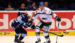 Adrian Grygiel (r.) hat in Augsburg verlängert