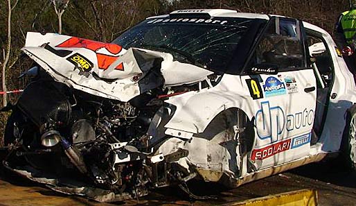 Der völlig zerstörte Skoda Fabia von Robert Kubica nach dem Unfall bei der Ronde die Andora